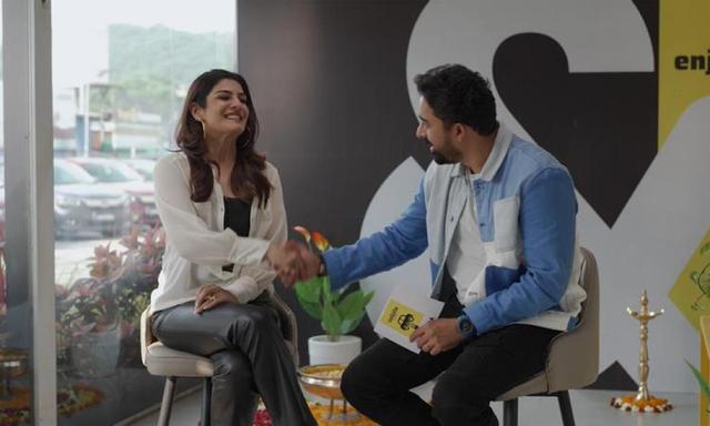 The season premiere of CarKhana, a car&bike original series where we bring you all the fun food and frolic as our dynamic host Rannvijay Singha and ravishing guest Raveena Tandon steer around the scenic streets of Pune! Subscribe for more episodes.