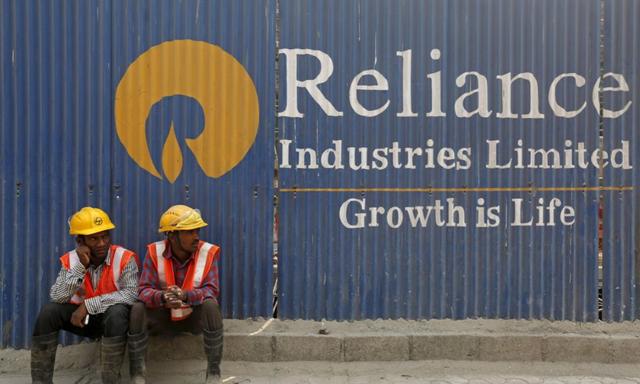 Reliance reported a flat profit for the second quarter, as export taxes on refined fuels and weak refining margins weighed down the dominant oil-to-chemical business.