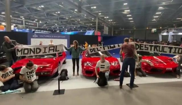 In addition to holding up banners and chanting slogans, four out of the near dozen protesters glued their hands to a few supercars and smeared black paint on their bonnets. This included a Ferrari Testarossa worth $180,000.