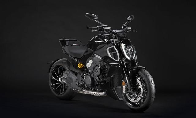 The new era of the Ducati Diavel power cruiser, finds it adopting the V4 Granturismo engine of 1,158 cc, a central element of the bike's design and at the same time a technical choice that improves performance, dynamics and handling. 