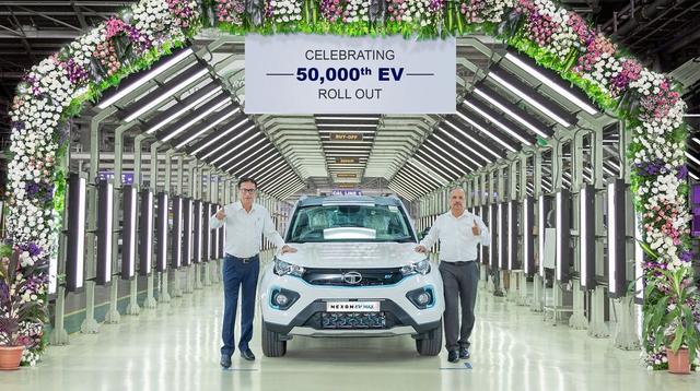 टाटा मोटर्स ने कंपनी के पुणे प्लांट से अपना 50,000वां इलेक्ट्रिक वाहन उतारा है. मील का पत्थर हासिल करने वाली कार टाटा नेक्सॉन ईवी मैक्स थी.