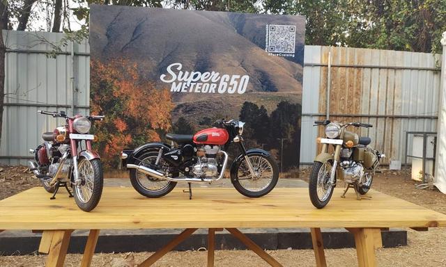 राइडर मेनिया 2022 में, रॉयल एनफील्ड ने अपनी क्लासिक 350 और क्लासिक 500 मोटरसाइकिलों के लिए 1:3 स्केल मॉडल भी प्रदर्शित किए, जिन्हें भारत में डीलरशिप पर बेचा जाएगा.
