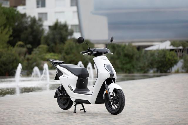 The EM in the name stands for 'Electric Moped' and the model is the first electric offering to be unveiled since the company's announcement of its plans to introduce 10 or more electric two-wheeler models globally by 2025. 