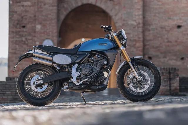 The Caballero Scrambler 700 is the first motorcycle from Fantic to use a twin-cylinder engine. And , it’s no normal twin, but the 689 cc, parallel-twin engine seen in the Yamaha MT-07, Tenere 700 and the R7, courtesy of the Italian brand’s partnership with Yamaha.