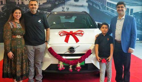 भारत में ऑल-इलेक्ट्रिक XC40 रिचार्ज के पहले मालिक अजय मोकारिया, एमडी, श्री मारुति कूरियर सर्विस हैं. वॉल्वो कार इंडिया की एमडी ज्योति मल्होत्रा ​​ने गुजरात में एक ग्राहक को ईवी डिलेवर की.