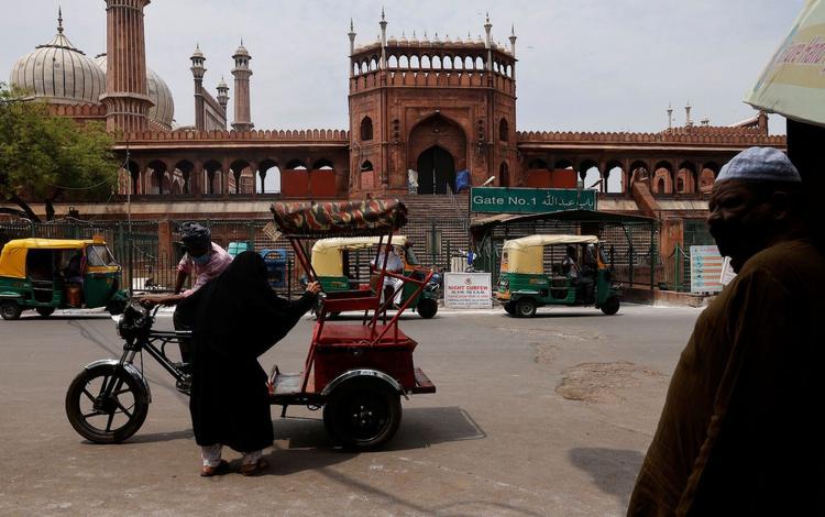 India is to ban the use of diesel autorickshaws in areas around the capital Delhi, expanding restrictions introduced in the city itself to tackle some of the worst city air quality in the world.
