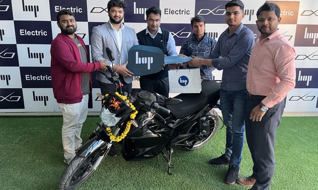 HOP Electric has commenced customer deliveries for the OXO electric motorcycle in Jaipur, Rajasthan. It's from the first batch of 2,500 units that the company has begun delivering. 