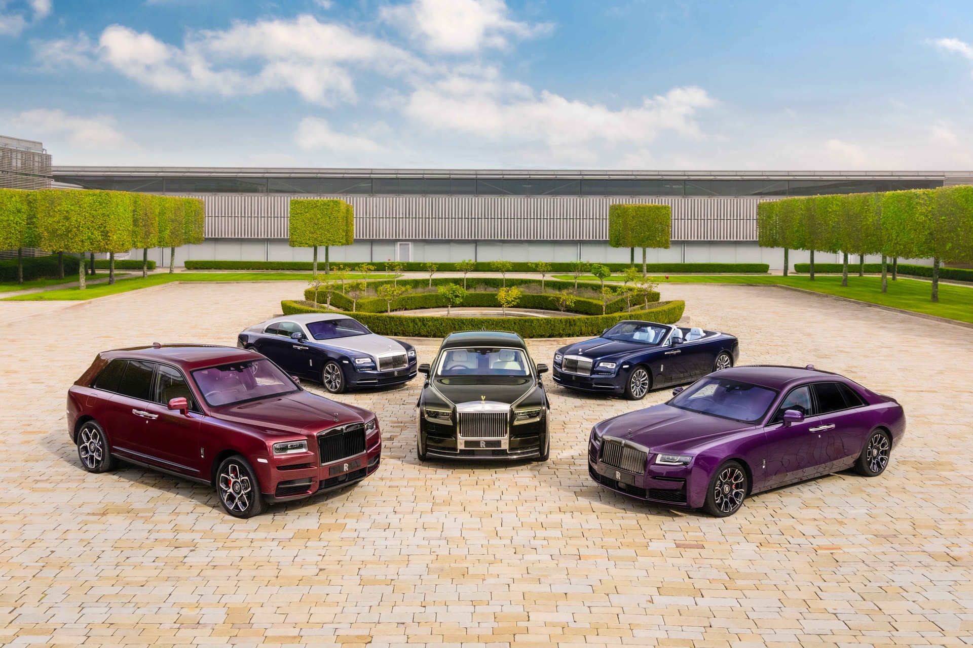 Rolls-Royce Sells Over 6000 Cars In 2022, Highest Ever In Its 118-Year History Rolls-Royce Sells Over 6000 Cars In 2022, Highest Ever In Its 118-Year History