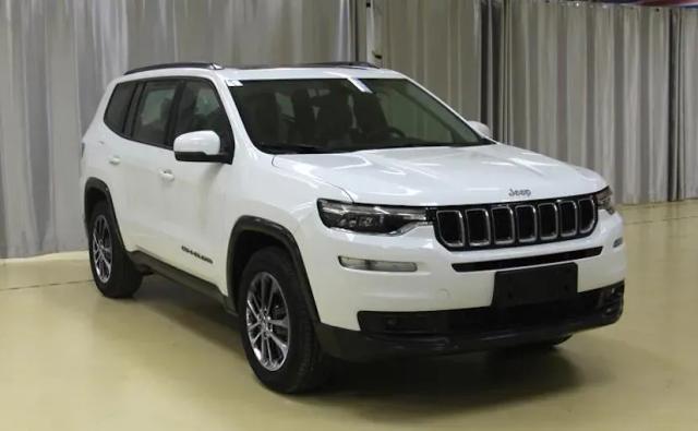 Ending months of speculation, the first leaked images of the 2018 Jeep Grand Commander SUV have made their way online. The images reveal the SUV in all its glory, ahead of its official debut set in China at the Beijin Motor Show. The Jeep Grand Commander is a 7-seater SUV and first was first showcased as the Yuntu concept in 2017 at the Shanghai Motor Show.