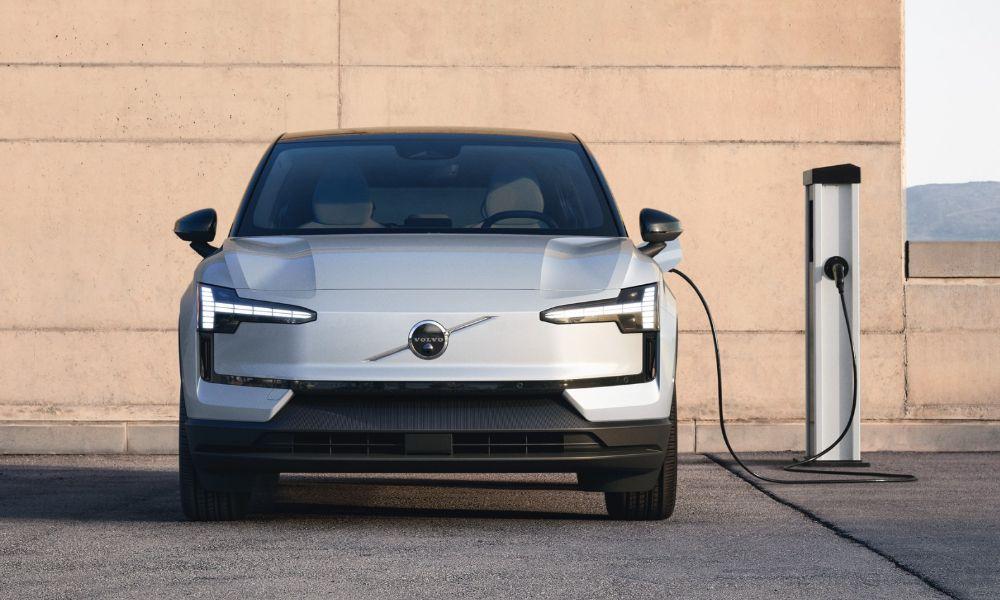 The Swedish carmaker says it will be the first vehicle manufacturer to use UK-based Breathe Battery Technologies' EV fast-charging software. 