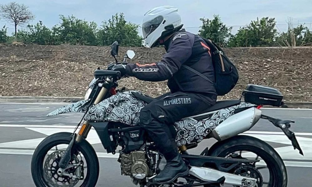 Single-Cylinder Engined Smaller Ducati Hypermotard Spied On Test! Single-Cylinder Engined Smaller Ducati Hypermotard Spied On Test!