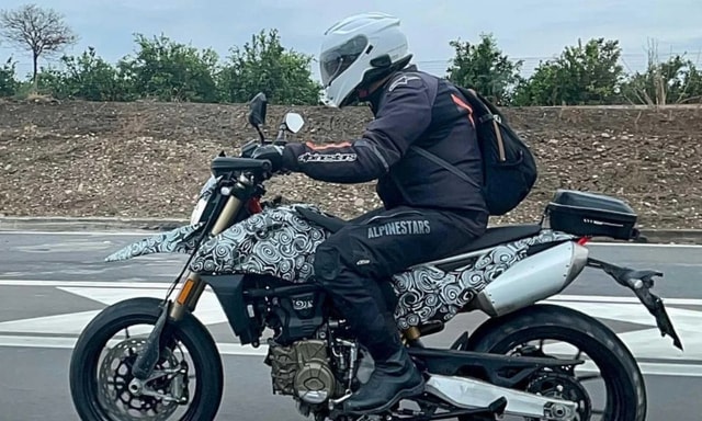 Single-Cylinder Engined Smaller Ducati Hypermotard Spied On Test! Single-Cylinder Engined Smaller Ducati Hypermotard Spied On Test!