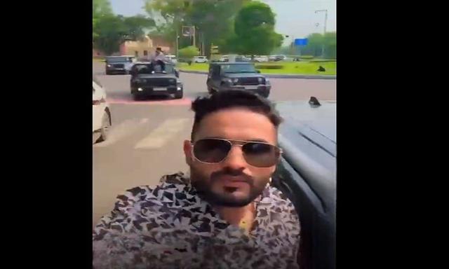 कानून को ताक़ पर रख कार की छत और बोनट पर बैठे युवाओं का वीडियो वायरल,  पुलिस ने काटा चालान