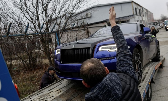 Romanian Prosecutors Take Away Luxury Cars Seized In Andrew Tate Case Romanian Prosecutors Take Away Luxury Cars Seized In Andrew Tate Case