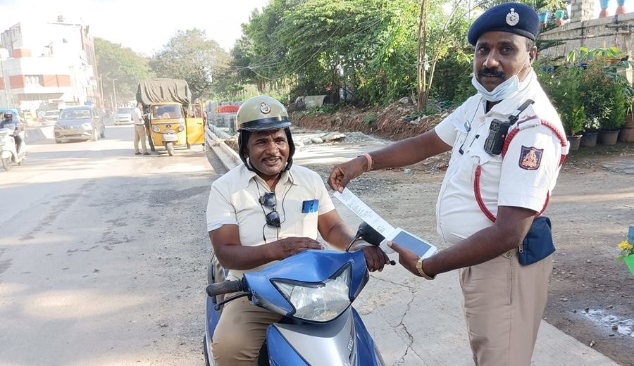 Bengaluru Traffic Cop Fines Fellow Policeman For Wearing Wrong Helmet On A Scooter Bengaluru Traffic Cop Fines Fellow Policeman For Wearing Wrong Helmet On A Scooter