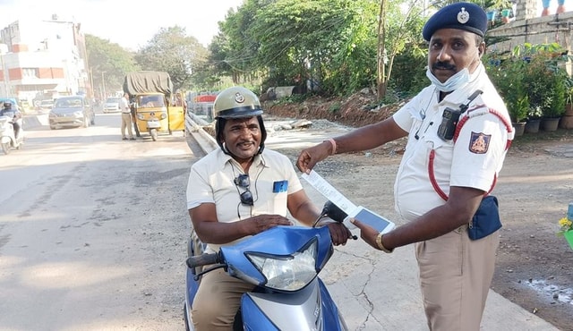 Bengaluru Traffic Cop Fines Fellow Policeman For Wearing Wrong Helmet On A Scooter Bengaluru Traffic Cop Fines Fellow Policeman For Wearing Wrong Helmet On A Scooter