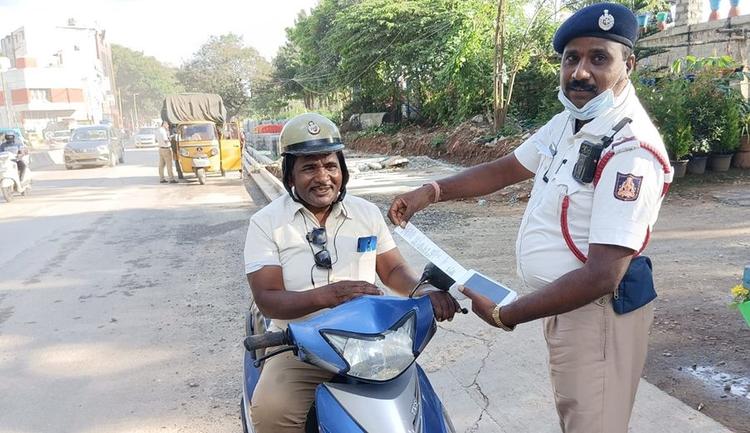 A traffic police policeman of Bengalurur's RT Nagar recently fined another policeman who was riding a scooter wearing a half helmet. In fact, the RT Nagar Traffic BTP shared the image of the cop being fined for wearing the wrong helmet on its official Twitter handle.