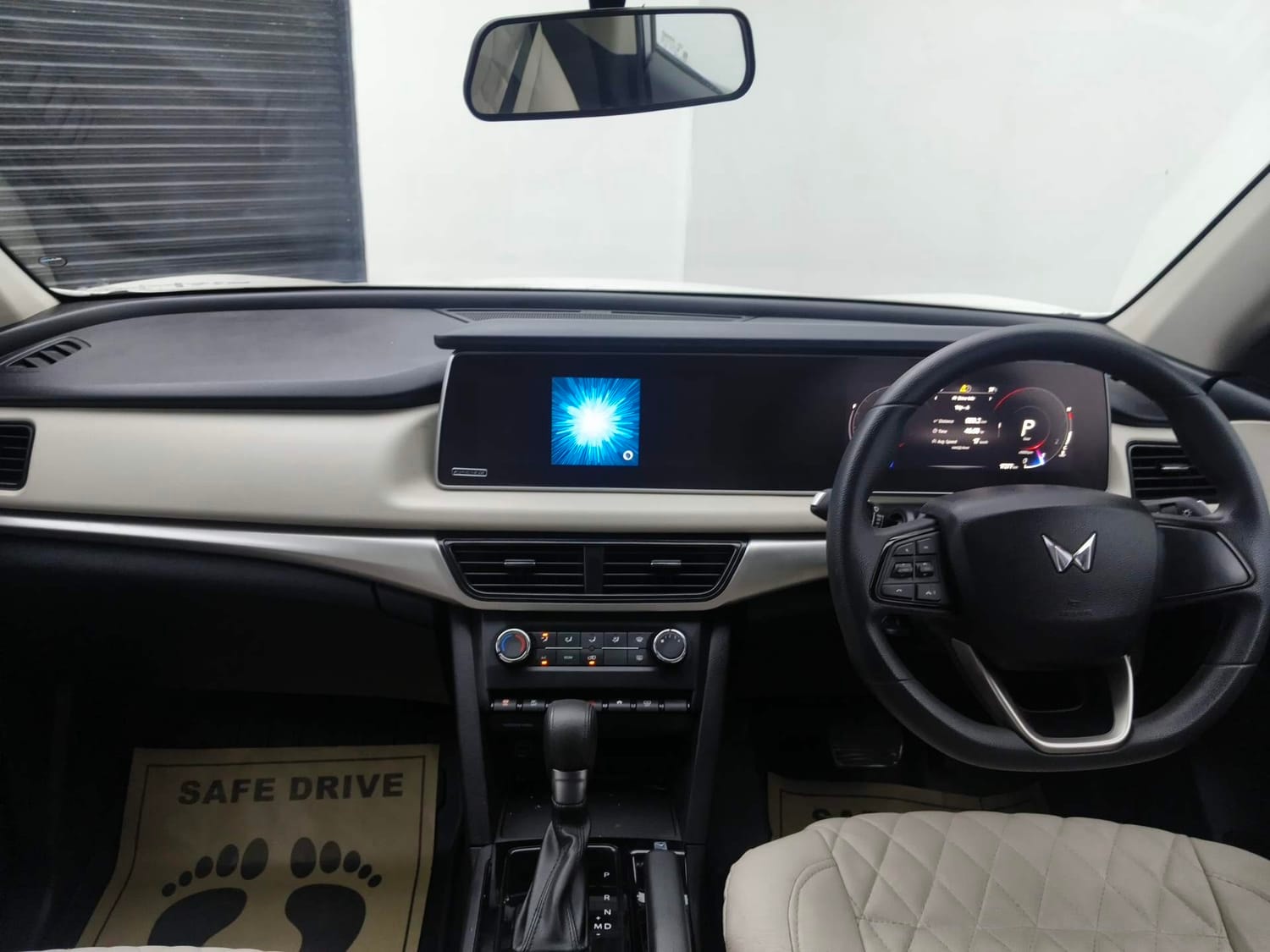 XUV700 image 12 XUV700 image 12