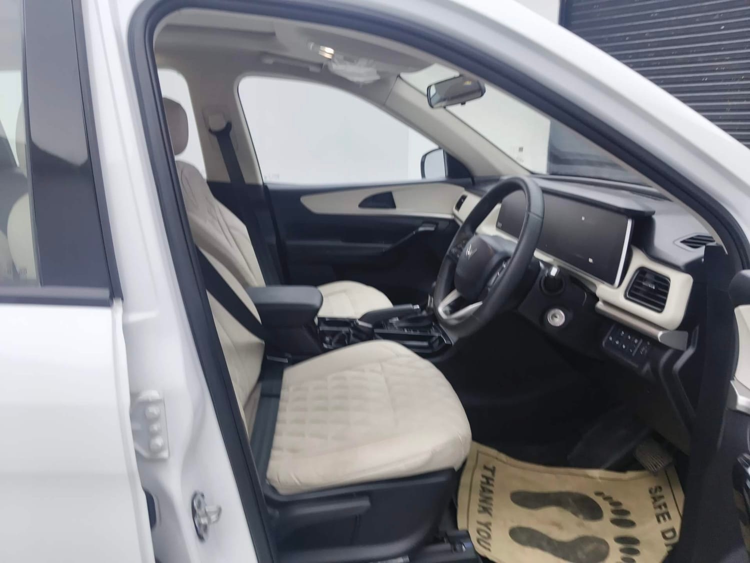 XUV700 image 17 XUV700 image 17