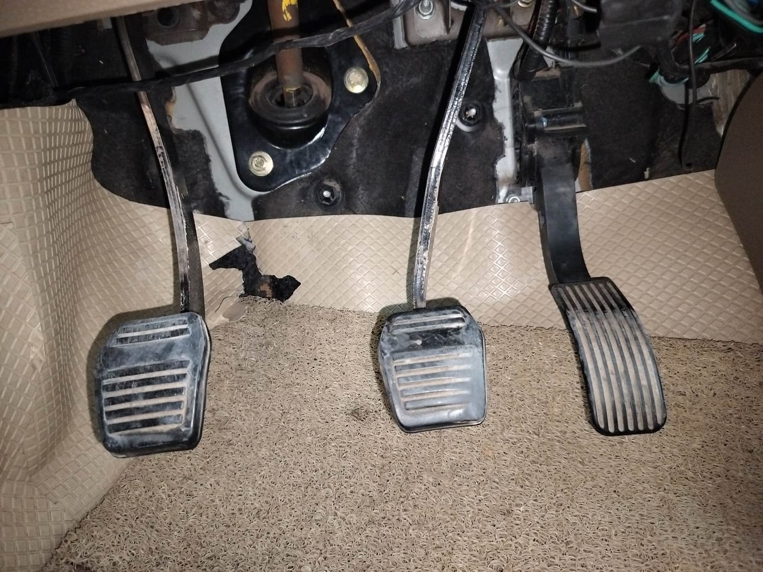 TUV300 image 26 TUV300 image 26