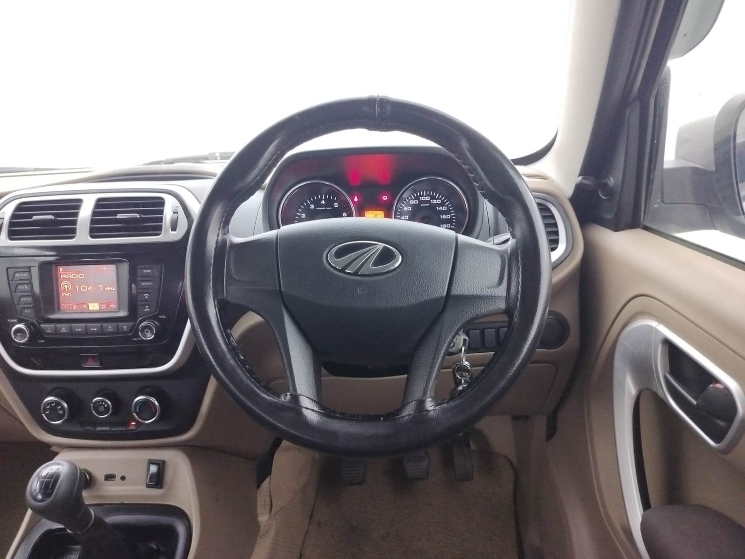 TUV300 image 14 TUV300 image 14