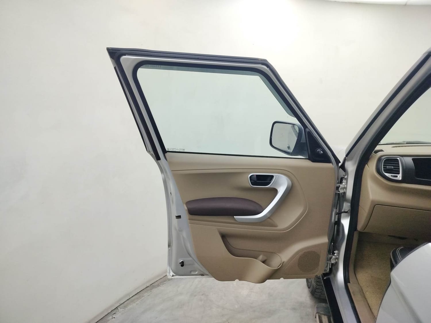 TUV300 image 21 TUV300 image 21