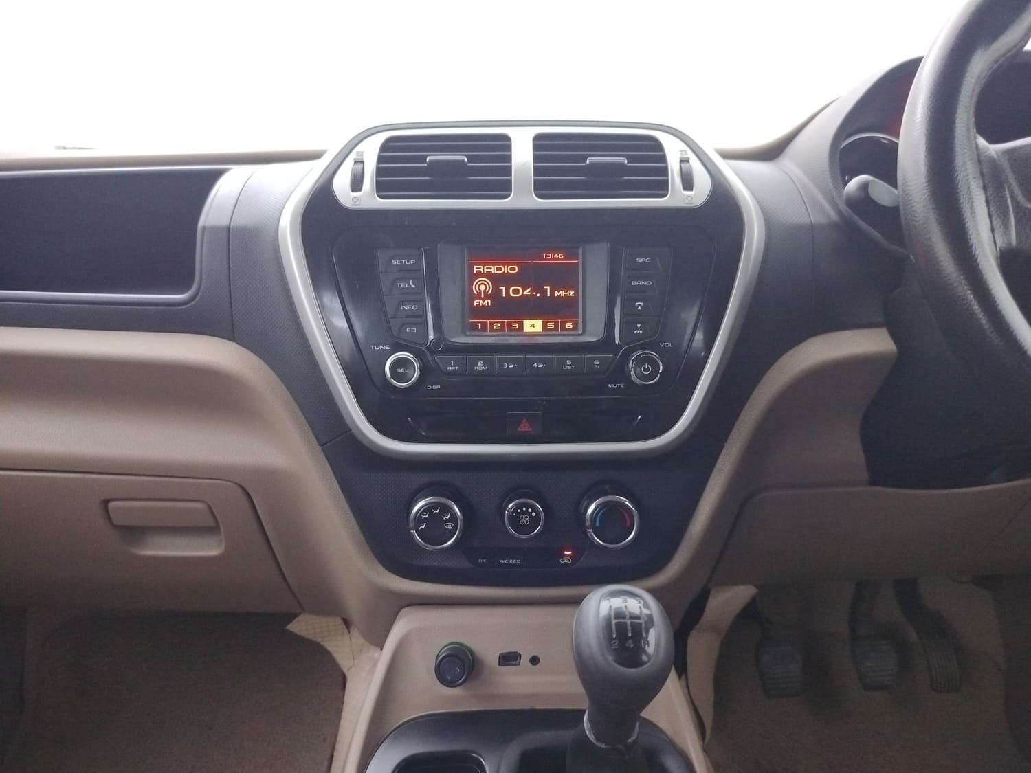 TUV300 image 13 TUV300 image 13