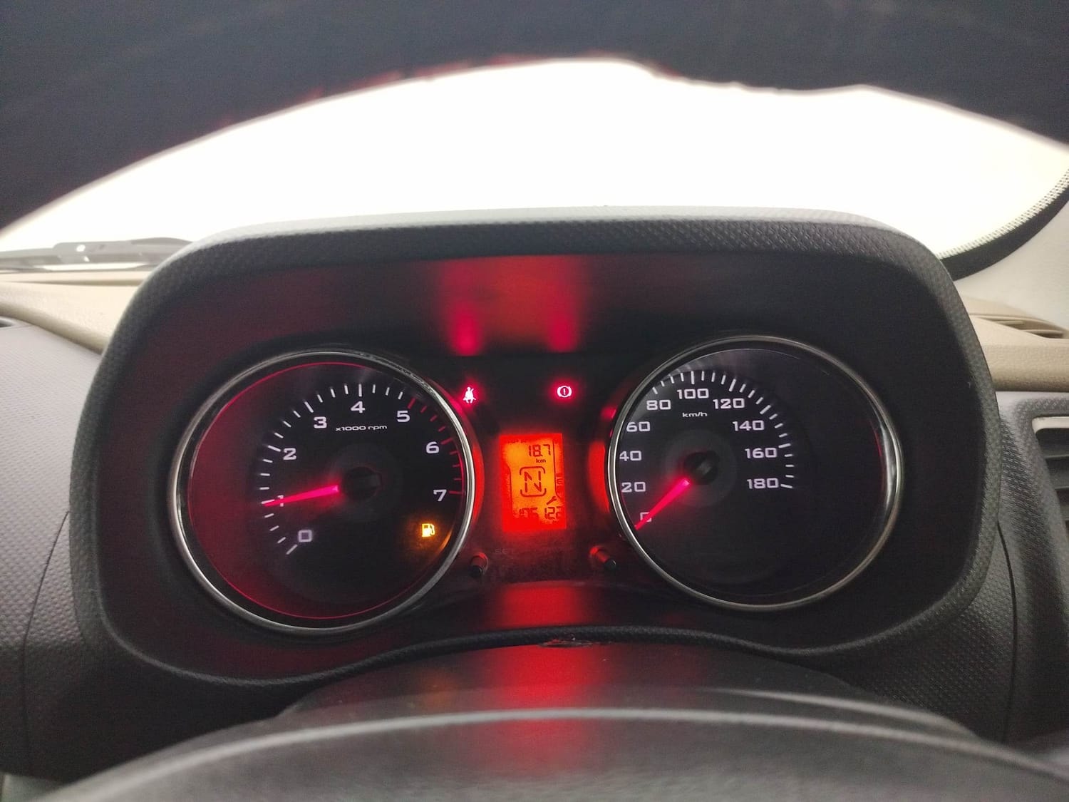 TUV300 image 15 TUV300 image 15