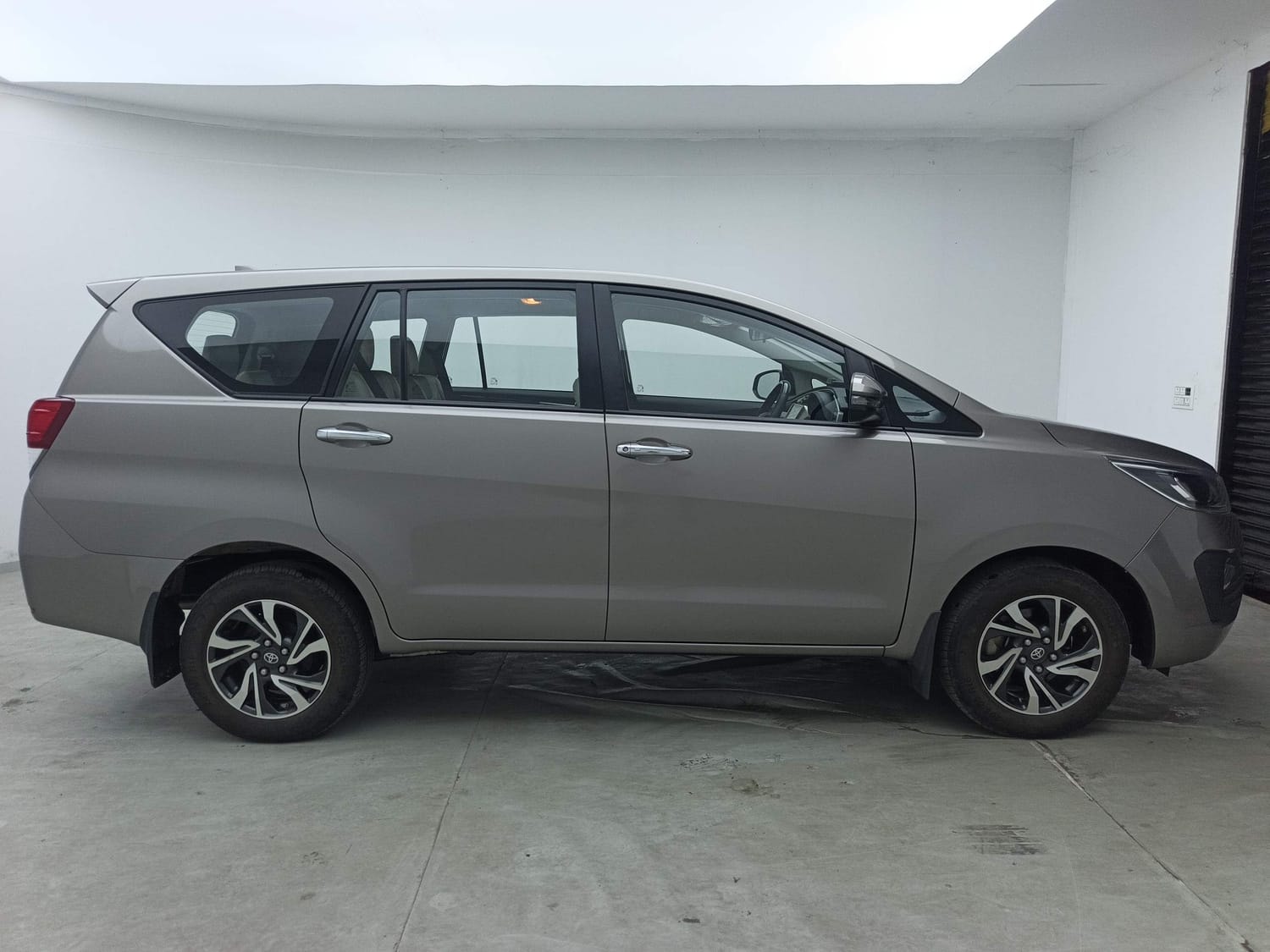 Innova Crysta image 6 Innova Crysta image 6