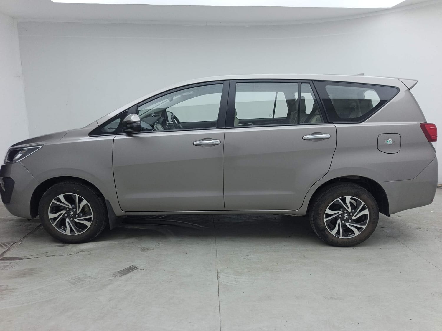 Innova Crysta image 2 Innova Crysta image 2