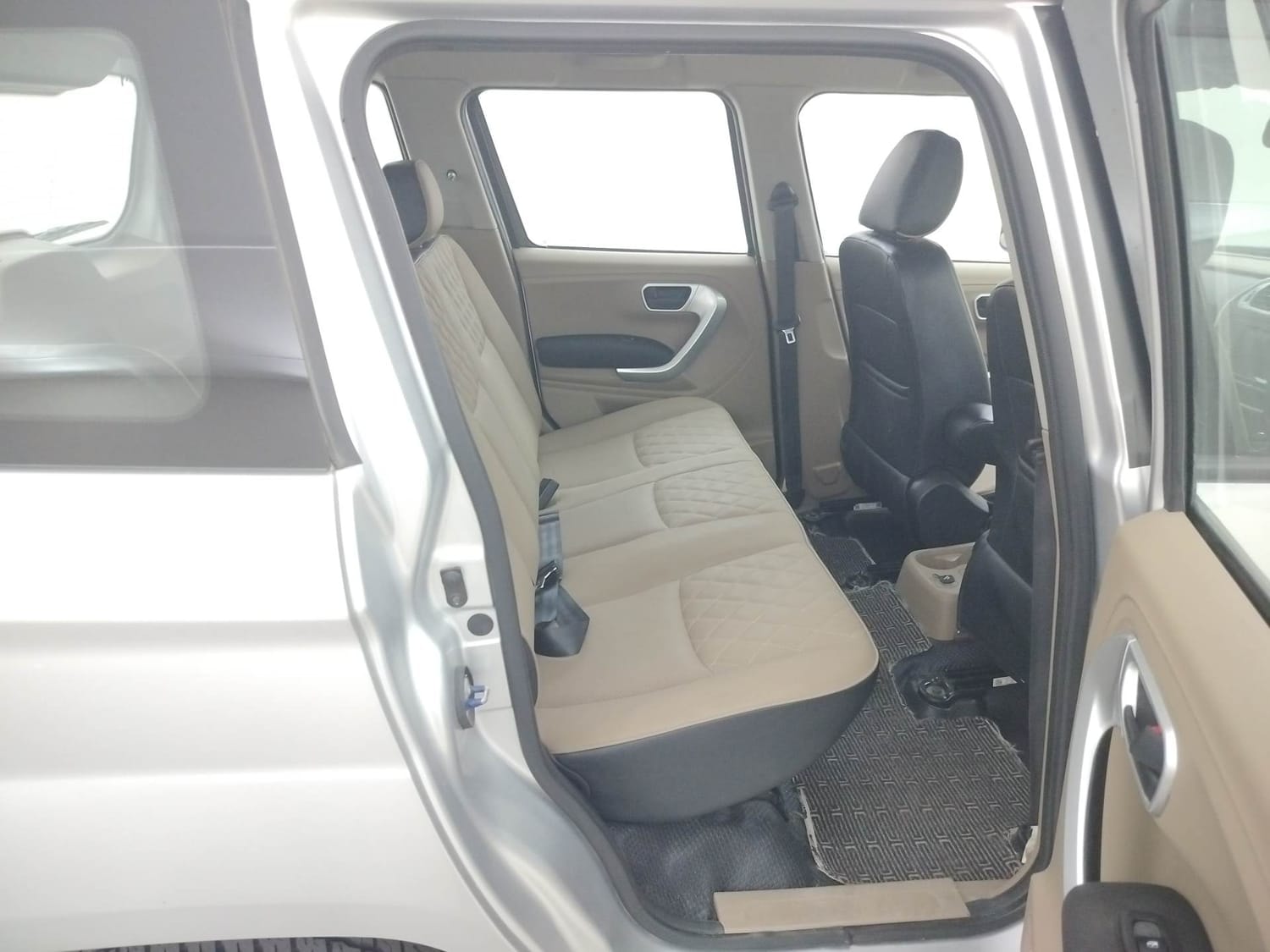 TUV300 image 18 TUV300 image 18