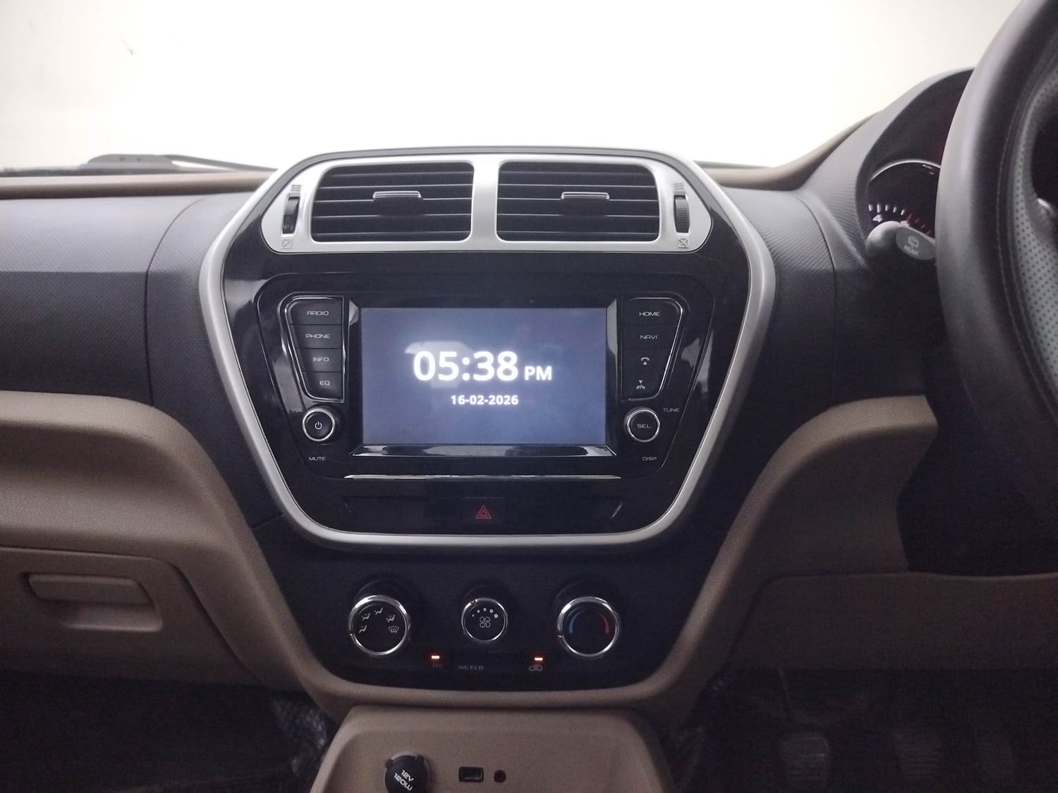 TUV300 image 13 TUV300 image 13