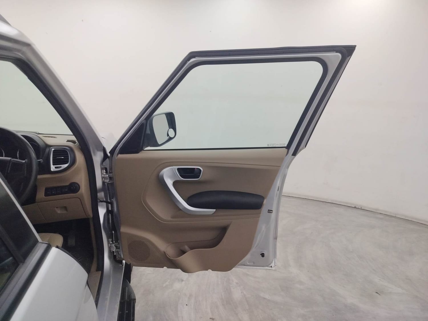 TUV300 image 19 TUV300 image 19