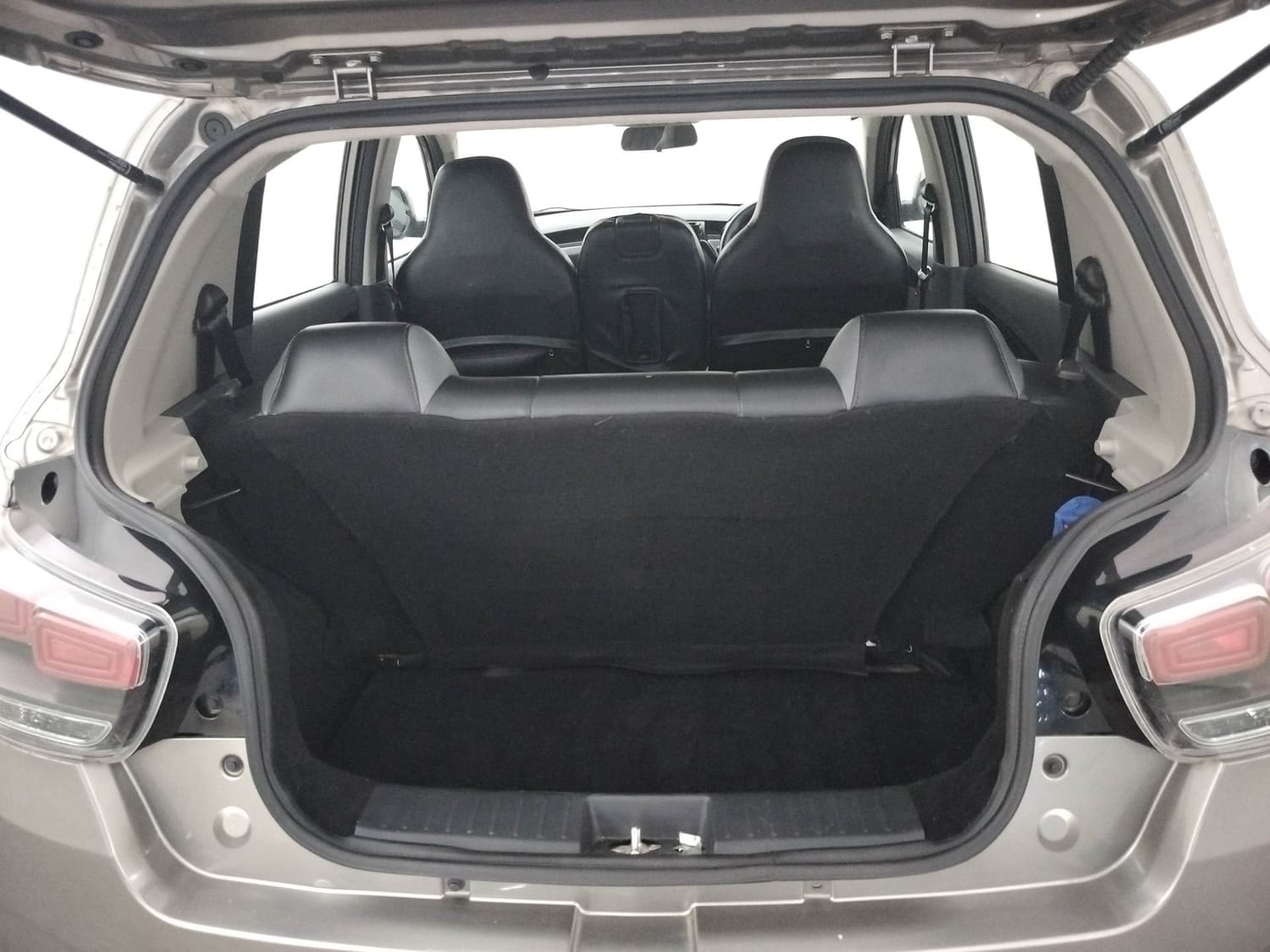 KUV100 image 25 KUV100 image 25