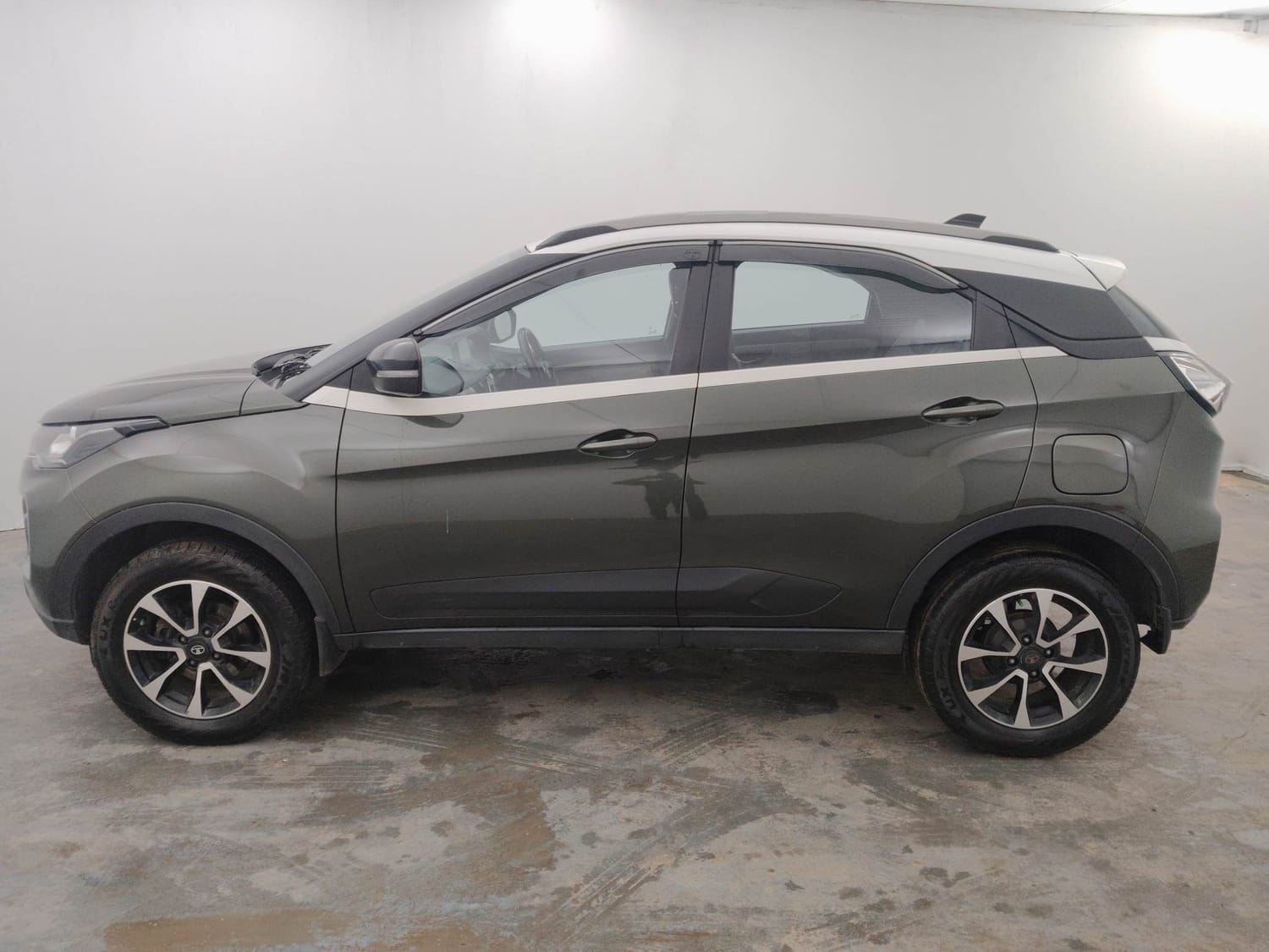 View 2020 Tata Nexon Revotron XZ Plus (O) Dual Tone Image 2 Used 2020 Tata Nexon Revotron XZ Plus (O) Dual Tone Image 2