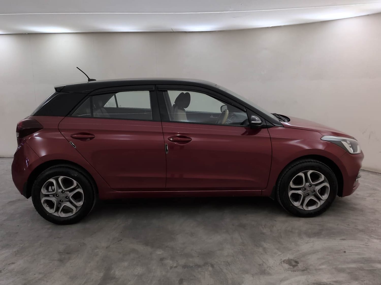 View 2019 Hyundai Elite i20 1.2 Sportz Plus Petrol Dual Tone BS IV Image 6 Used 2019 Hyundai Elite i20 1.2 Sportz Plus Petrol Dual Tone BS IV Image 6