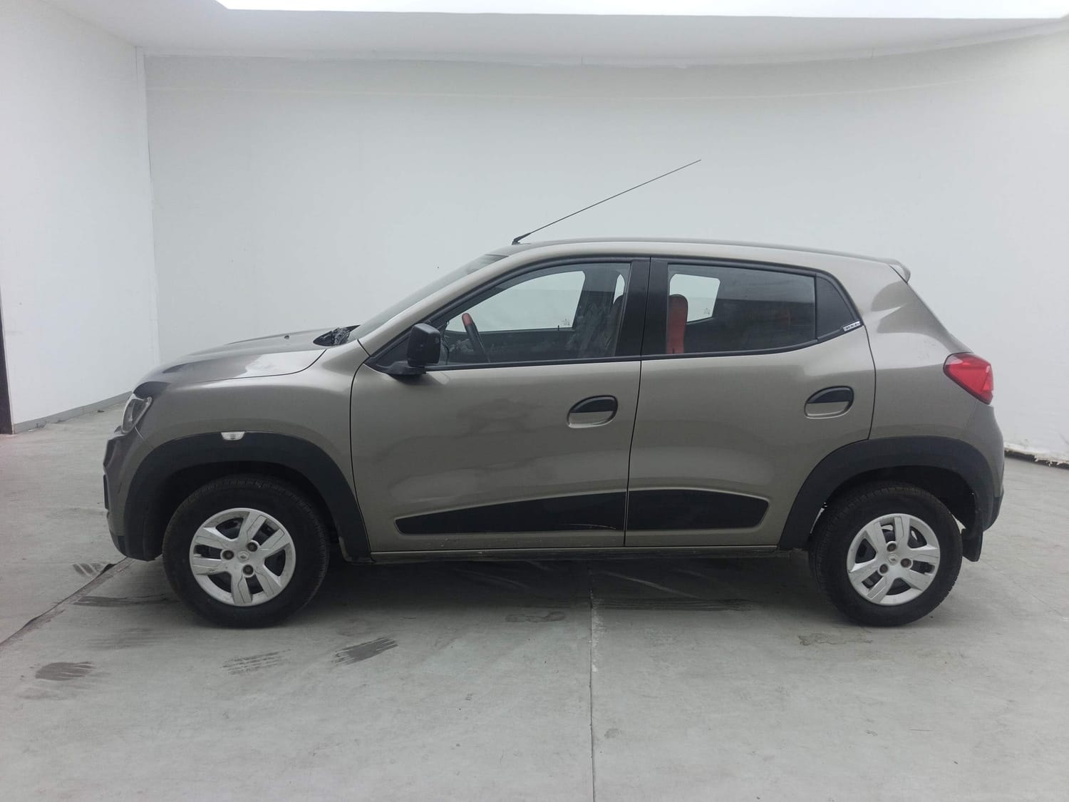 View 2016 Renault Kwid RXT 1.0 BS IV Image 2 Used 2016 Renault Kwid RXT 1.0 BS IV Image 2