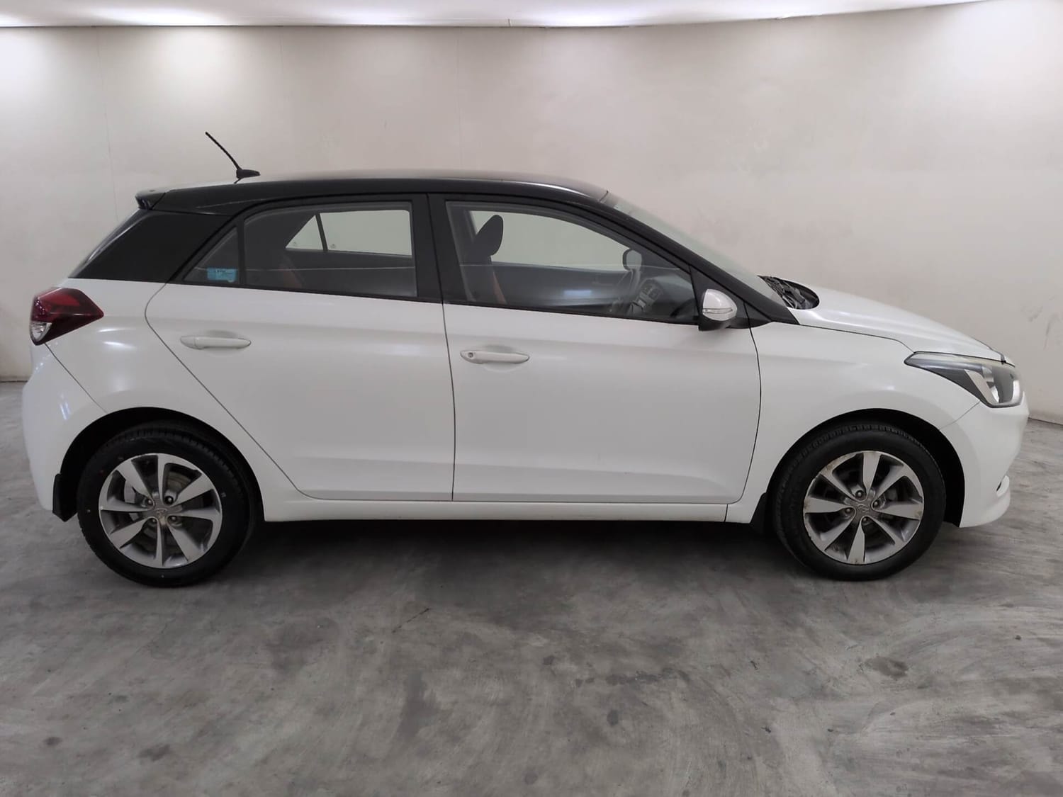 View 2017 Hyundai Elite i20 1.4 Asta Diesel Dual Tone Image 6 Used 2017 Hyundai Elite i20 1.4 Asta Diesel Dual Tone Image 6