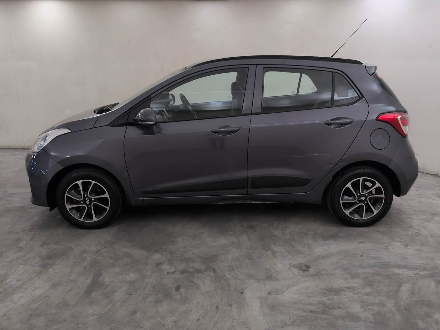 View 2018 Hyundai Grand i10 1.2 Sportz Petrol AT Image 2 Used 2018 Hyundai Grand i10 1.2 Sportz Petrol AT Image 2