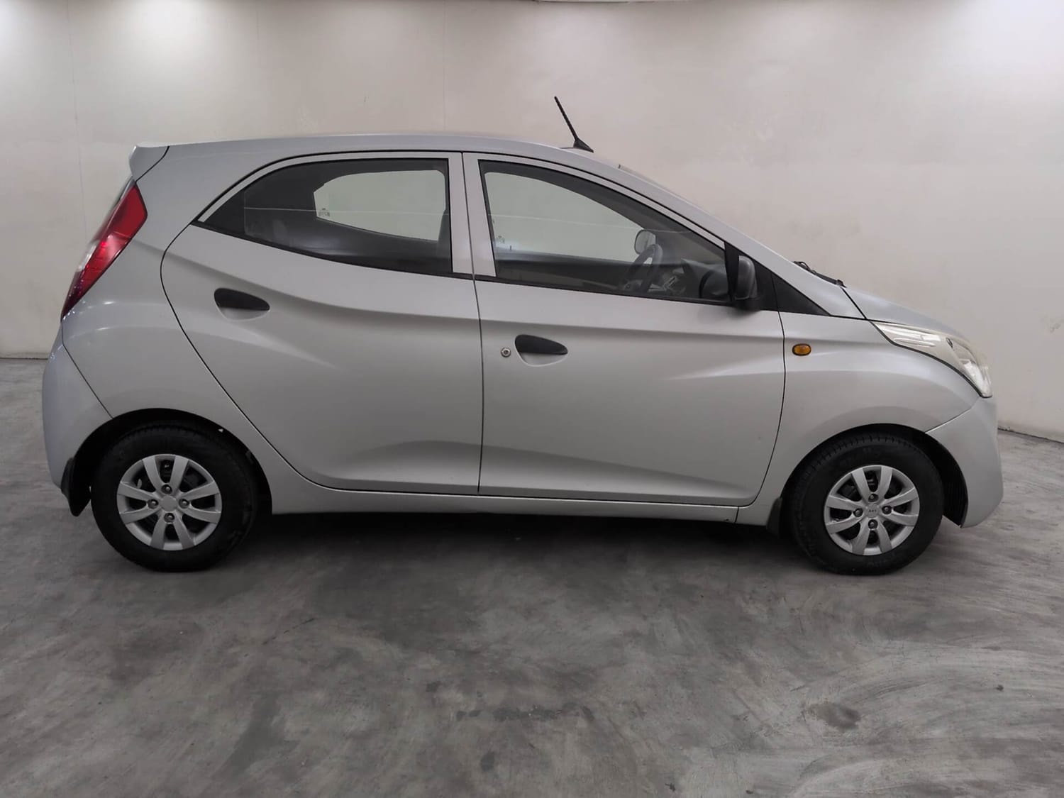 View 2015 Hyundai EON Era Plus Image 6 Used 2015 Hyundai EON Era Plus Image 6