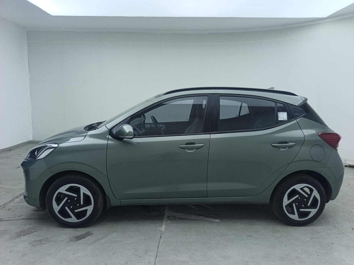 View 2023 Hyundai Grand i10 Nios Sportz Petrol AMT Image 2 Used 2023 Hyundai Grand i10 Nios Sportz Petrol AMT Image 2