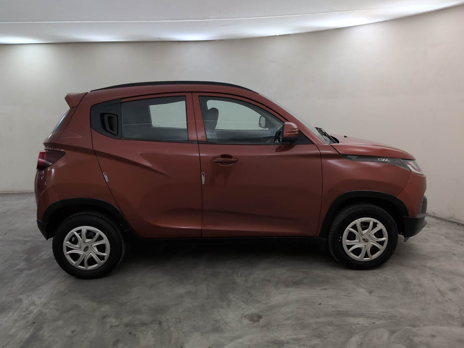 View 2016 Mahindra KUV100 K4 Plus Petrol 6 Seater BS IV Image 6 Used 2016 Mahindra KUV100 K4 Plus Petrol 6 Seater BS IV Image 6