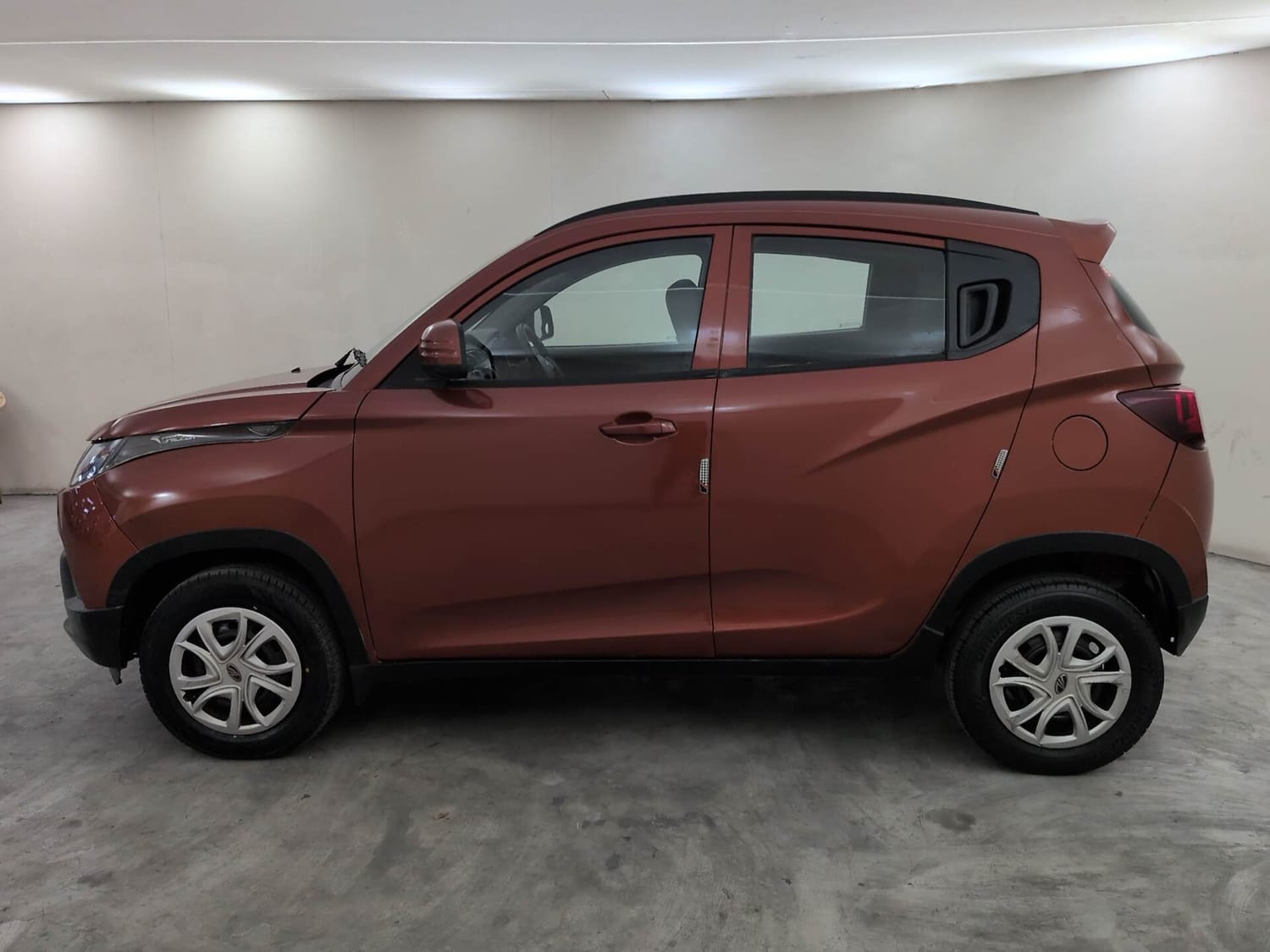 View 2016 Mahindra KUV100 K4 Plus Petrol 6 Seater BS IV Image 2 Used 2016 Mahindra KUV100 K4 Plus Petrol 6 Seater BS IV Image 2