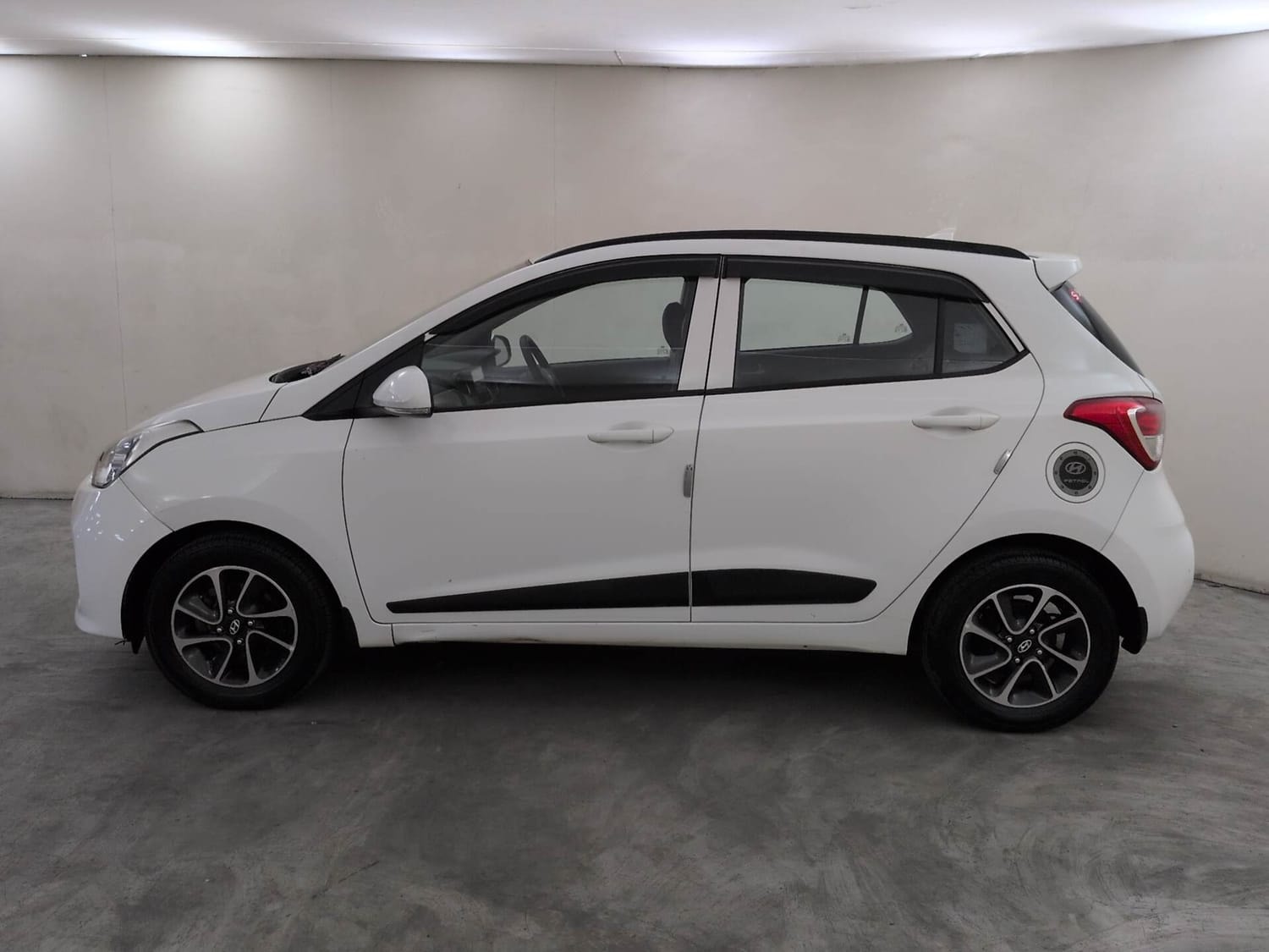 View 2019 Hyundai Grand i10 1.2 Sportz AT Petrol Image 2 Used 2019 Hyundai Grand i10 1.2 Sportz AT Petrol Image 2