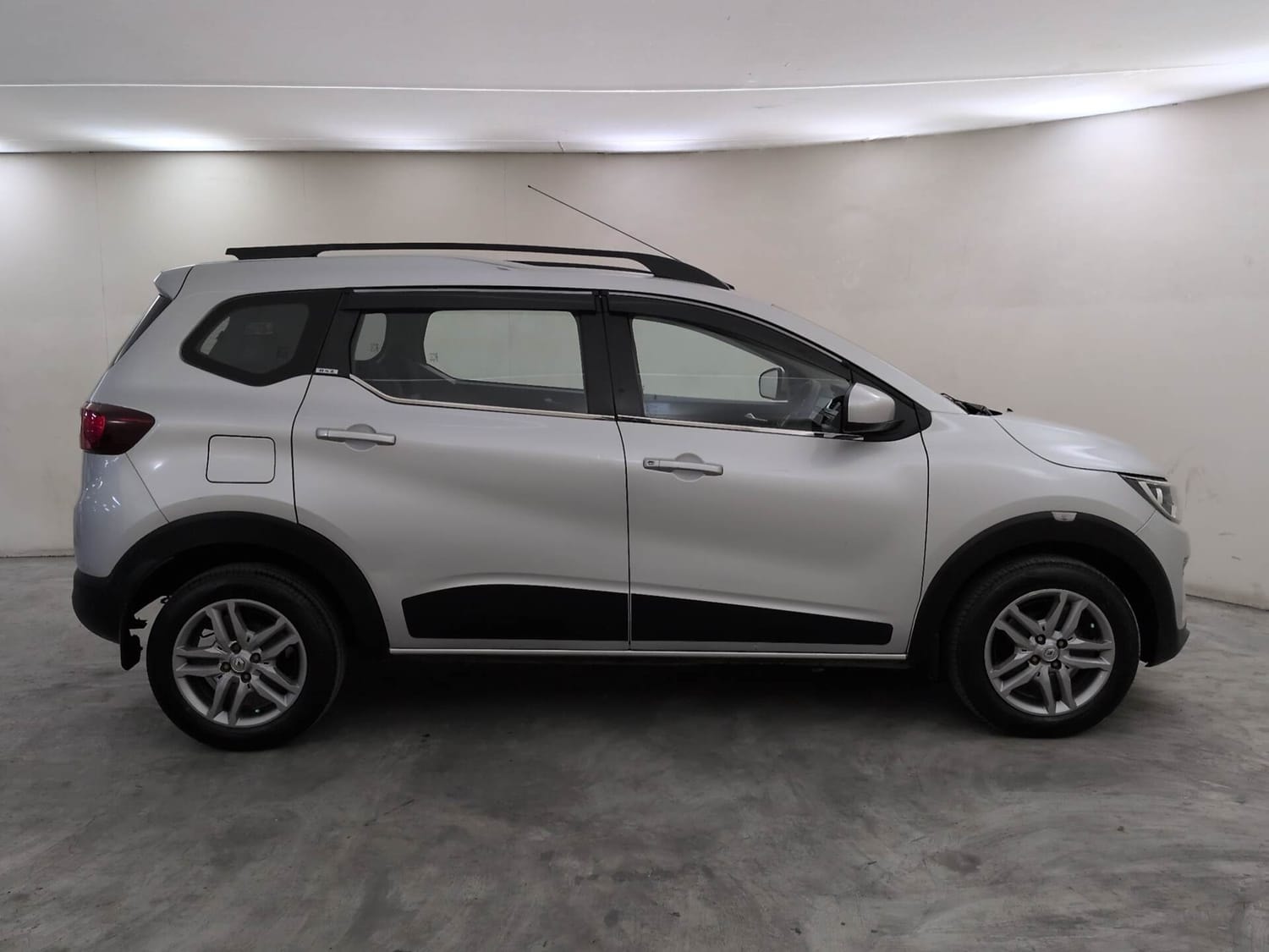 View 2021 Renault Triber RXZ AMT Image 6 Used 2021 Renault Triber RXZ AMT Image 6
