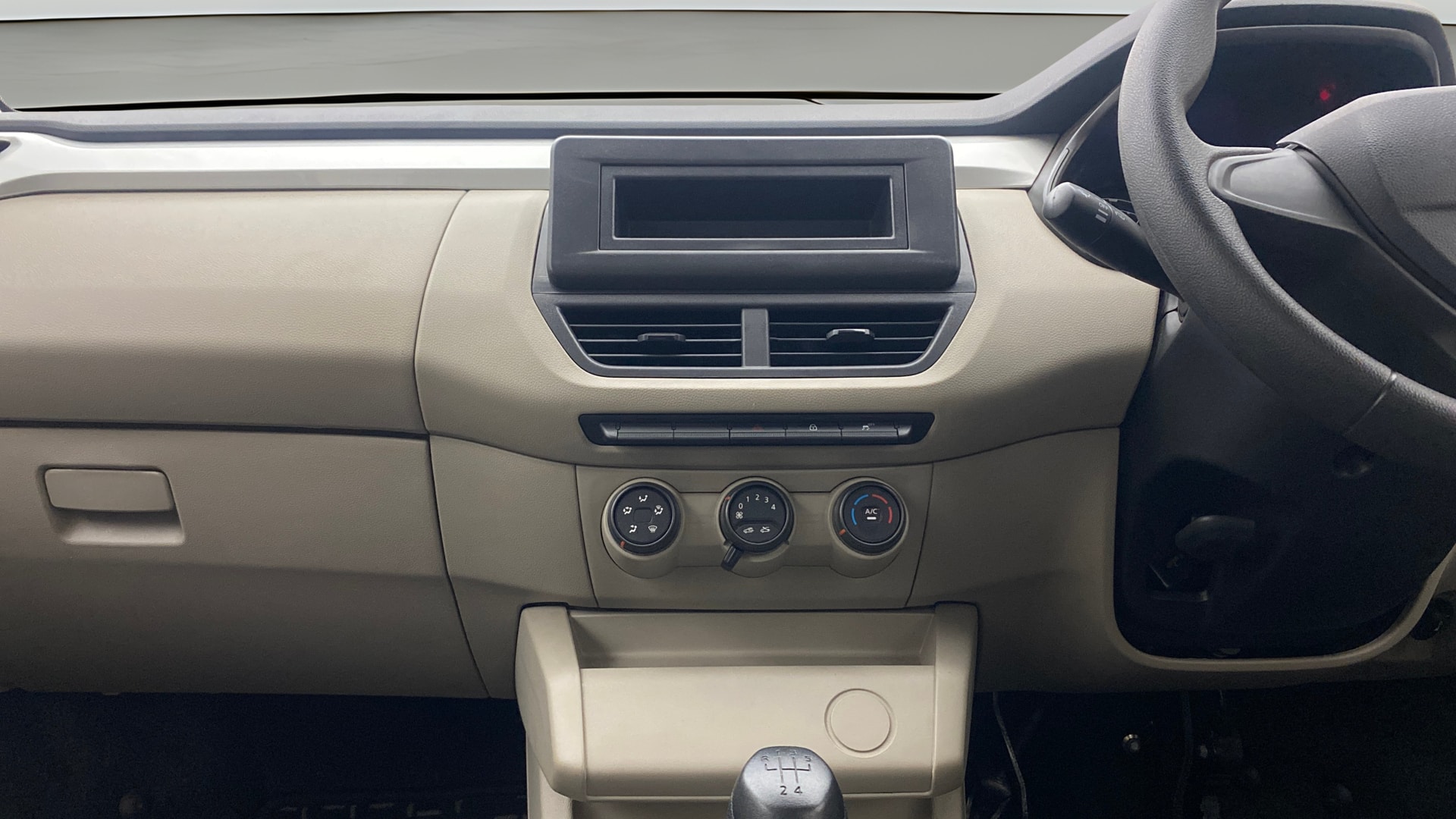 View 2025 Renault Triber Emotion Image 18 Used 2025 Renault Triber Emotion Image 18