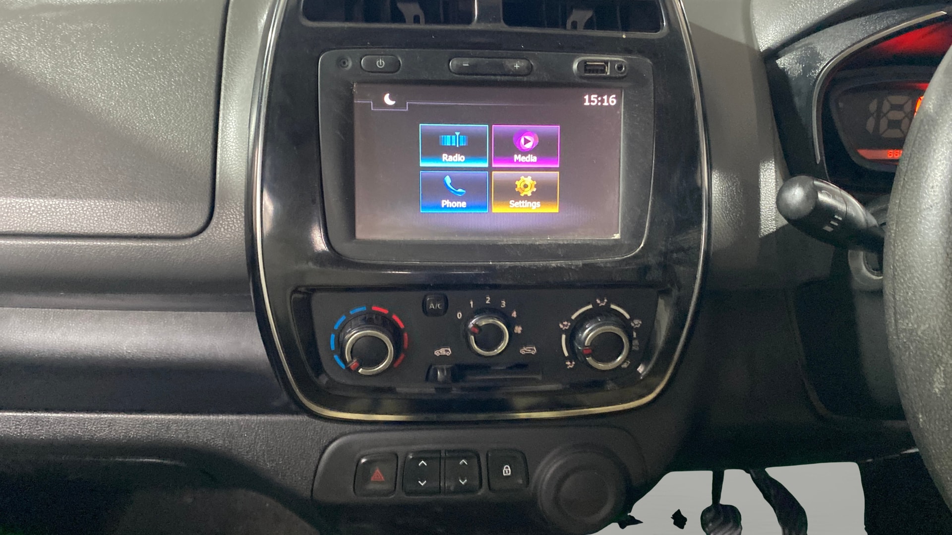 View 2018 Renault Kwid RXL 1.0 BS IV Image 17 Used 2018 Renault Kwid RXL 1.0 BS IV Image 17