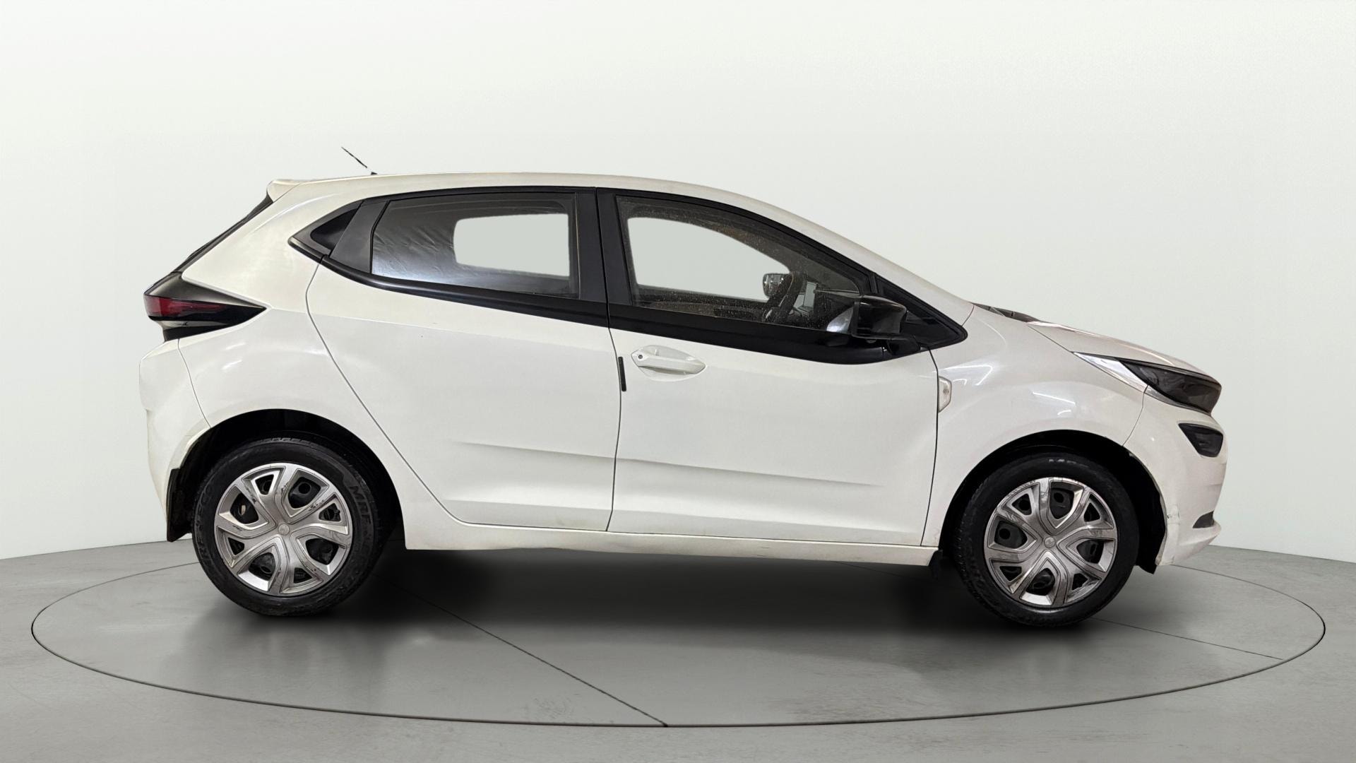 View 2024 Tata Altroz XZ Petrol Image 8 Used 2024 Tata Altroz XZ Petrol Image 8