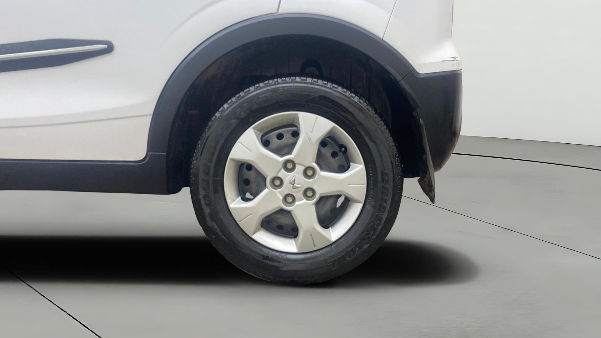 View 2023 Mahindra XUV300 W4 Petrol BS IV Image 7 Used 2023 Mahindra XUV300 W4 Petrol BS IV Image 7