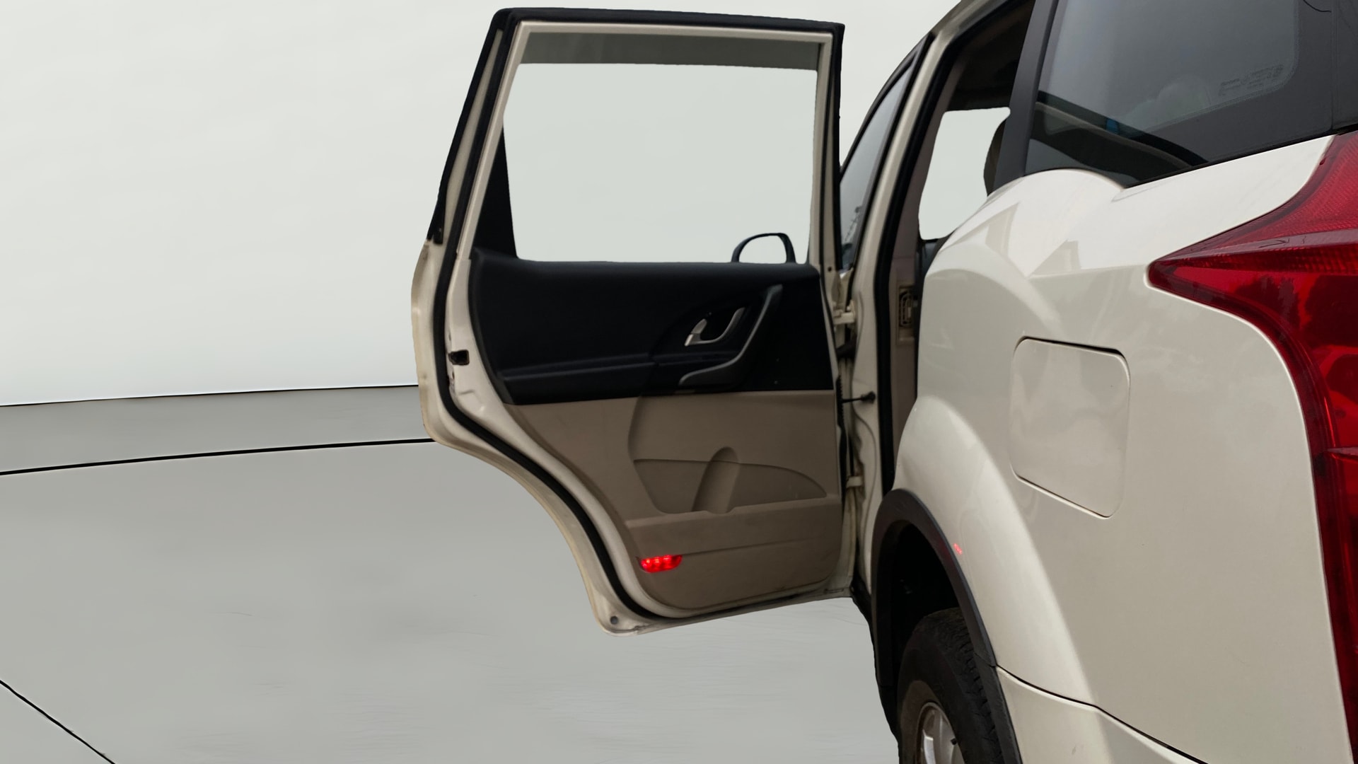 View 2018 Mahindra XUV500 W10 FWD Image 24 Used 2018 Mahindra XUV500 W10 FWD Image 24